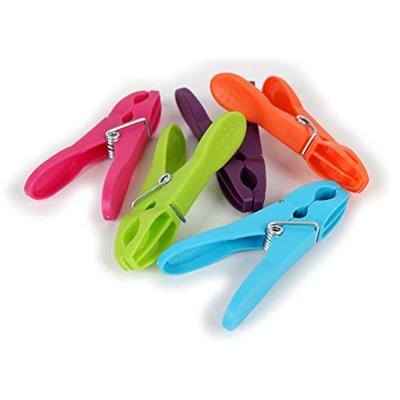 30 Wasknijpers in mandje kunststof in diverse vrolijke Kleuren 30 Wasknijpers in mandje kunststof in diverse vrolijke Kleuren