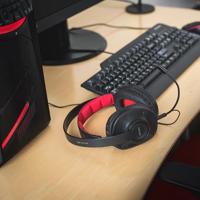 Koss GMR545A AIR Over-Ear Open-Back Gaming Hoofdtelefoon, Afneembare Boom Microfoon, Ultra Lichtgewicht en Duurzaam Ontwerp, Zwart en Rood - thumbnail