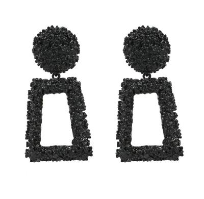 Metalen oorbellen eenvoudige geometrische reliëf bloemen oorbellen retro Fashion persoonlijkheid oorbellen (zwart)
