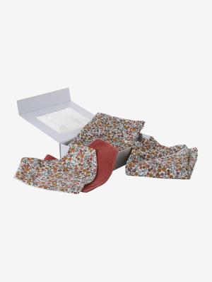 4-delige kraamcadeauset: 2 slabbetjes + 1 luier + 1 luierbroekje veel roze 4-delige kraamcadeauset: 2 slabbetjes + 1 luier + 1 luierbroekje veel roze