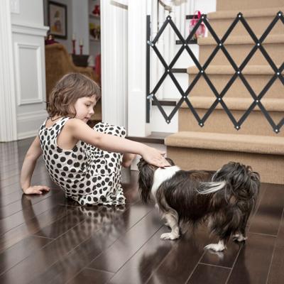 Relaxdays hondenhekje, uitschuifbaar, max. 118 cm breed, 69-82,5 cm hoog, bamboe, veiligheidshek deur en trap, zwart
