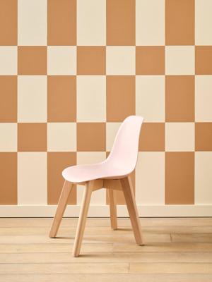 Stoel voor de kleuterschool in Scandinavisch design rozen