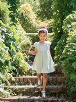 Nette jurk van katoenen gaas met mouwen met Engels borduurwerk saliegroen - thumbnail