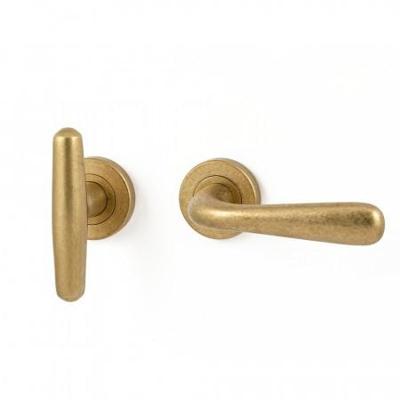 Hardbrass Deurkruk Silvia/Emma LT-model rechts op rond rozet - messing getrommeld Hardbrass Deurkruk Silvia/Emma LT-model rechts op rond rozet - messing getrommeld