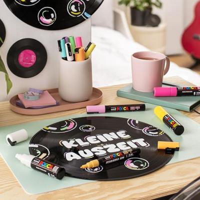 Uni POSCA paintmarker PC-3ML, 1,5 mm, glitter, etui van 8 stuks in geassorteerde kleuren Uni POSCA paintmarker PC-3ML, 1,5 mm, glitter, etui van 8 stuks in geassorteerde kleuren