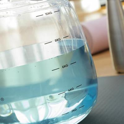 Met water gevulde kettlebel voor fitnesstraining met oefengids Fibell InnovaGoods (8435527822996)