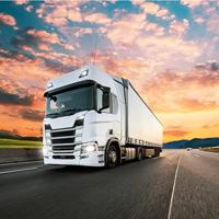 Fotobehang - Vrachtwagen met prachtige achtergrond, Truck, 11 maten, inclusief behanglijm - thumbnail