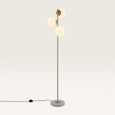 Staande lamp Verano oro III - Met drie bollen van handgemaakt opaalglas en een voet van terrazzo - Zonder lichtbron Staande lamp Verano oro III - Met drie bollen van handgemaakt opaalglas en een voet van terrazzo - Zonder lichtbron