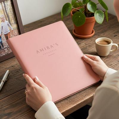 Schrijfmap - Roze - Gegraveerd vegan leer