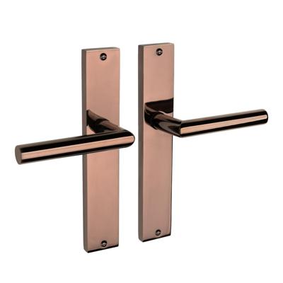 Mooi Deurbeslag Lusso geveerd op schild PVD glanzend brons