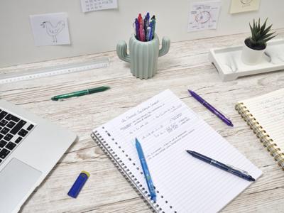 Pilot intrekbare roller FriXion Ball Clicker 2 Go, medium punt, 0,7 mm, blister met 4 stuks Pilot intrekbare roller FriXion Ball Clicker 2 Go, medium punt, 0,7 mm, blister met 4 stuks