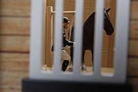 Kids Globe globe paardenhoekstal met 3 boxen en berging 1:24 - thumbnail