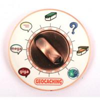 Cache Clock Geocoin - AC geel - XLE - thumbnail