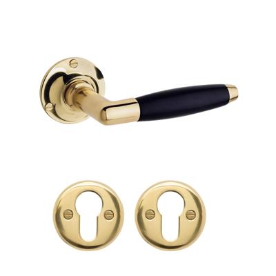 De Oude Deurklink Deurklink klassiek geveerd, messing gelakt, cilinderrozet, rond De Oude Deurklink Deurklink klassiek geveerd, messing gelakt, cilinderrozet, rond