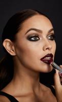 Maybelline Color Sensational Lipstick The Plums - 885 Midnight Merlot - Plum, Paars - Glanzende Lippenstift - thumbnail