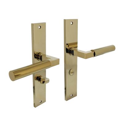 Intersteel Deurkruk Bau-Stil op schild met toilet-/badkamersluiting 63/8 mm - PVD messing