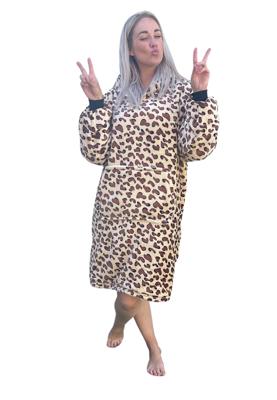 Draagbare deken met capuchon & mouwen - panter hartjes