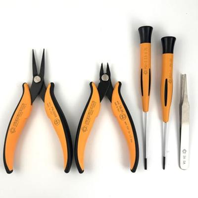 Set van 5 verschillende handgereedschappen (1 pincet, 1 zijkniptang, 1 tang en 2 schroevendraaiers) Set van 5 verschillende handgereedschappen (1 pincet, 1 zijkniptang, 1 tang en 2 schroevendraaiers)