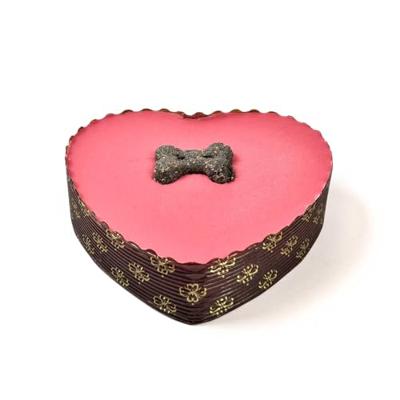 The Barking Bakery yoghurt topped pawty cake roze hart met kaars