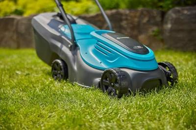 GARDENA Accu-grasmaaier Accu Zonder accu, Instelbare maaihoogte 18 V Snijbreedte max. 32 cm GARDENA Accu-grasmaaier Accu Zonder accu, Instelbare maaihoogte 18 V Snijbreedte max. 32 cm