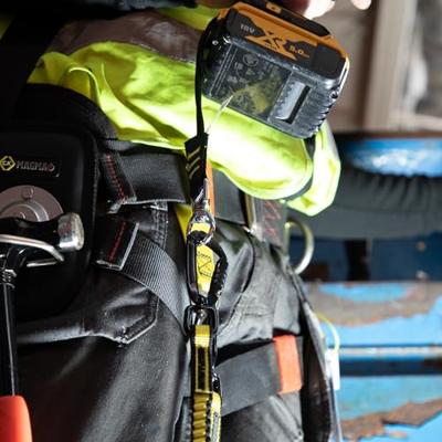 C.K T8007 Bevestigingslus met D-ring op het scharnier