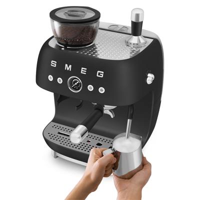 SMEG EGF03BLMEU Handmatige Espressomachine 50's Style - Mat Zwart SMEG EGF03BLMEU Handmatige Espressomachine 50's Style - Mat Zwart