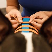 VetkinTape® Kinesiologie Tape voor dieren - Oranje (10cm x 5m) | 1 rol Kinesiotape voor paarden en honden | TÜV-gecertificeerd | Kinesiotapes met +25% meer kleefkracht | Voor professionals - thumbnail