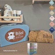 Babykoffertje met naam en datum met badjasje of badcape - thumbnail