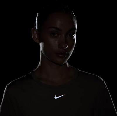 Nike One Classic Dri-Fit Sportshirt Dames S/36. Nike One Classic Dri-Fit Sportshirt Dames S/36.