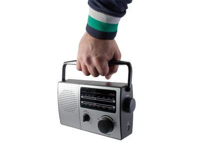 Retro 3000 Draagbare Radio - Batterijen of Netsnoer - AM/FM-radio met Handvat en Koptelefoonaansluiting (HPG317R)