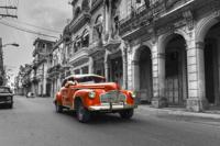 Schilderij - Rode oldtimer in de straten van Havana, Cuba, Zwart wit rood , 2 maten , Premium print - thumbnail
