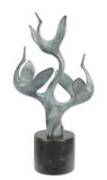 EEN MODERNISTISCHE BRONZEN SCULPTUUR VAN EEN GROEP KRAANVOGELS - thumbnail
