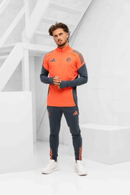 F.C. Bayern München Trainingspak Senior 2025/2026 - Maat S - Kleur: OranjeGrijs | Soccerfanshop F.C. Bayern München Trainingspak Senior 2025/2026 - Maat S - Kleur: OranjeGrijs | Soccerfanshop