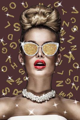 Foto Glas Art - Vrouw met parel ketting en gouden letters, 80x120, prachtig voor in de woon en of slaapkamer, inclusief ophang materiaal