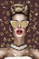 Foto Glas Art - Vrouw met parel ketting en gouden letters, 80x120, prachtig voor in de woon en of slaapkamer, inclusief ophang materiaal - thumbnail