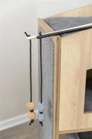 TRIXIE KATTENSPEELGOED SPEELHENGEL MET HALTER CITYSTYLE VILT / HOUT 40 CM - thumbnail