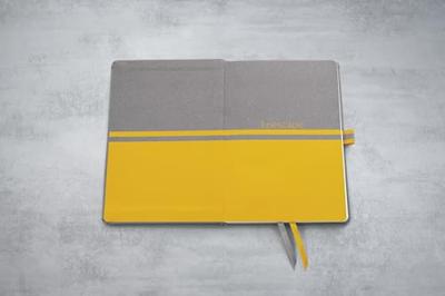 Sigel L2600 Weekkalender Linescape 2026 Hardcover DIN A5 Lichtgrijs, Geel 1 stuk(s) Aantal paginas: 176 Sigel L2600 Weekkalender Linescape 2026 Hardcover DIN A5 Lichtgrijs, Geel 1 stuk(s) Aantal paginas: 176