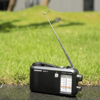 Sangean MMR-77 Outdoorradio VHF (FM), Middengolf Noodradio Handslinger, Spatwaterbestendig, Zaklamp, Oplaadbaar Zwart Sangean MMR-77 Outdoorradio VHF (FM), Middengolf Noodradio Handslinger, Spatwaterbestendig, Zaklamp, Oplaadbaar Zwart