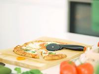 Fiskars 1019533 Functionele vorm pizzasnijder - thumbnail