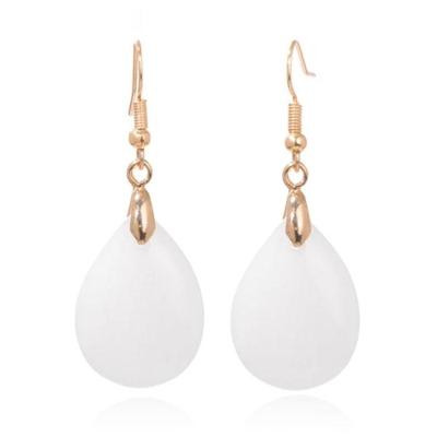 Goudkleurige Oorbellen voor Dames met Druppelvormige Witte Jade Hanger Goudkleurige Oorbellen voor Dames met Druppelvormige Witte Jade Hanger