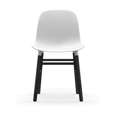 Normann Copenhagen Form eetkamerstoel White vierpoot zwart eikenhout
