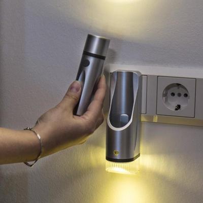 LED Nachtlamp met sensor en afneembare zaklamp - Automatisch aan/uit - Zilver LED Nachtlamp met sensor en afneembare zaklamp - Automatisch aan/uit - Zilver
