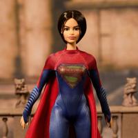 Barbie Supergirl Collectible Fashion Doll uit The Flash Movie draagt rood en blauw pak met cape, inclusief poppenstandaard (exclusief Amazon) - thumbnail