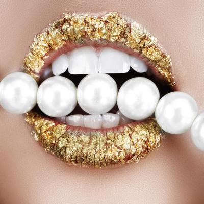 Foto Glas Art-Blad gouden lippen met parels, 80x80cm, multi-gekleurd, prachtig voor in de woon en of slaapkamer, inclusief ophang materiaal,