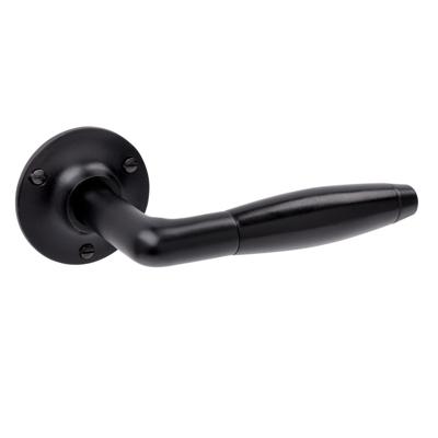 De Oude Deurklink Deurklink Klassiek geveerd in zwart met rond rozet De Oude Deurklink Deurklink Klassiek geveerd in zwart met rond rozet