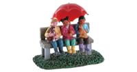 Lemax rainy day with friends kerstdorp figuur type 4 2018 - thumbnail