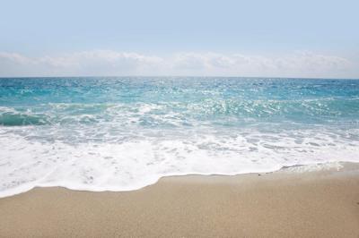 Poster - Golf van Blauwe Oceaan op zandig strand, Premium print, wanddecoratie