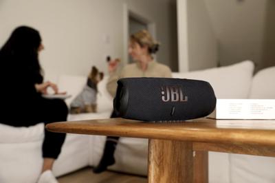 Dankzij de draagbare Bluetooth®-luidsprekers JBL JBLCHARGE5BLK Zwart