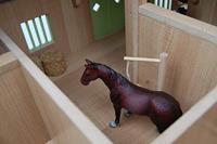 Kids Globe globe paardenhoekstal met 3 boxen en berging roze 1:24 - thumbnail