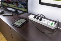 APC Stekkerdoos met overspanningsbeveiliging 5x stopcontact + 2x USB - thumbnail